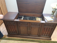 Vintage Electrohome HiFi cabinet w/turntable and country records