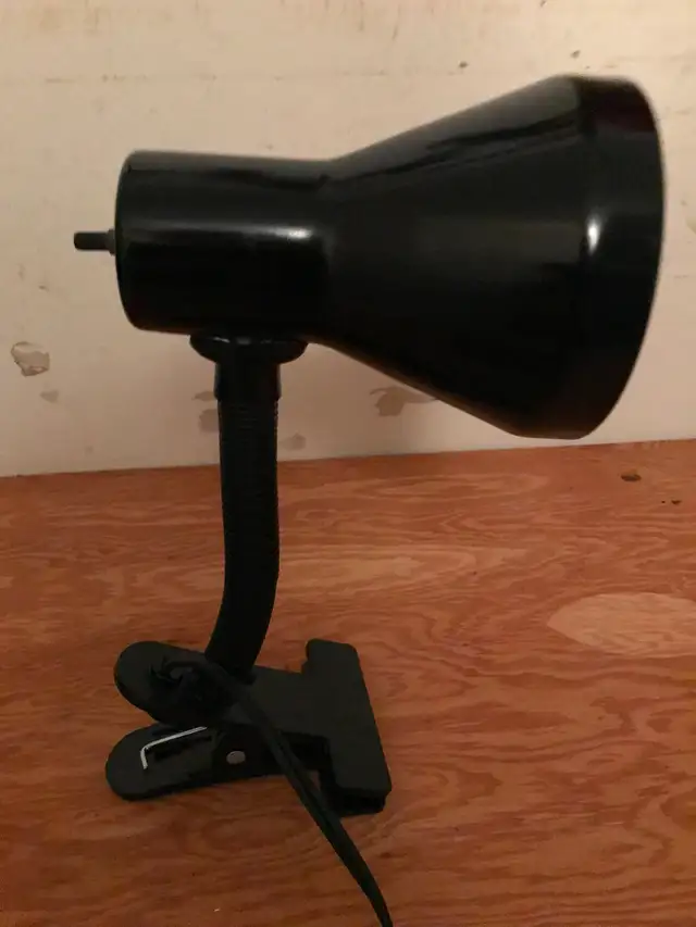 Black Metal CLIP ON ADJUSTABLE Desk Lamp in Indoor Lighting & Fans in Mississauga / Peel Region - Image 4