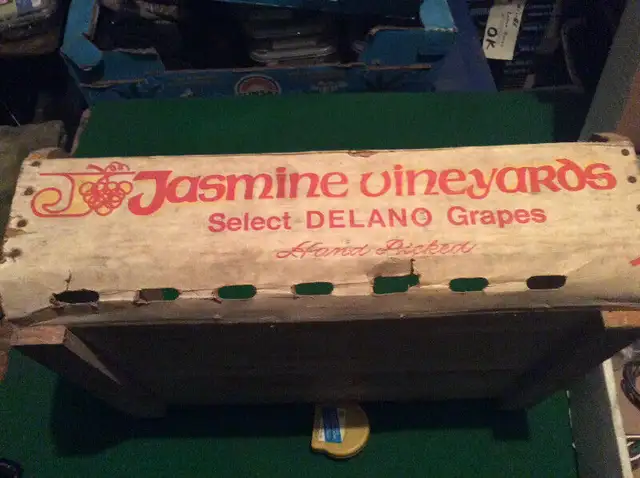 Wood Grape Crate  “M & V” Jasmine Vineyards (USED) in Arts & Collectibles in Mississauga / Peel Region - Image 5