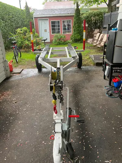 Peut servir pour utilitaire avec peu de modif. ou Pour embarcation fond plat ou en V avec roues d'em...