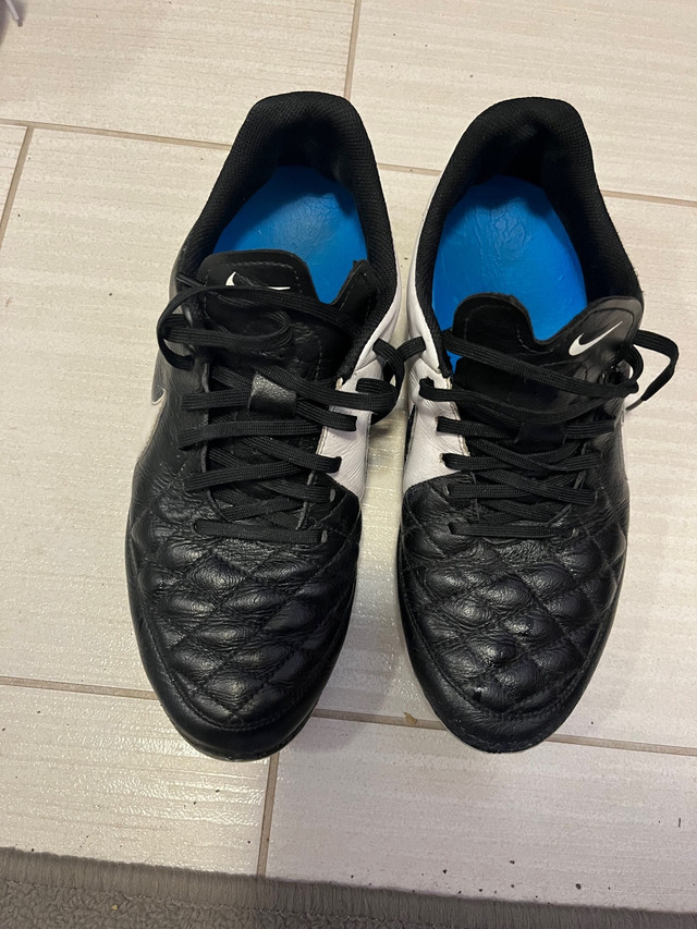 Nike tiempo soccer shoes size 10.5 dans Soccer  à St. Catharines - Image 2