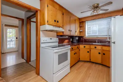 3 Bedroom 1 &1/2 Bath with Laundry for Rent (Full Home) Downtown Close to all amenities. Parking for...