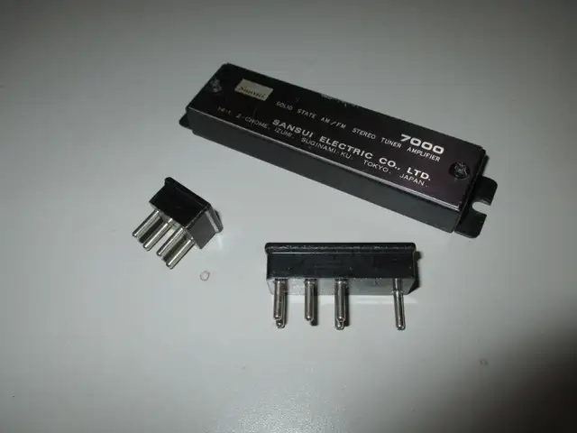 Sansui 7000 Voltage selector cover plate and plugs in General Electronics in City of Montréal - Image 2