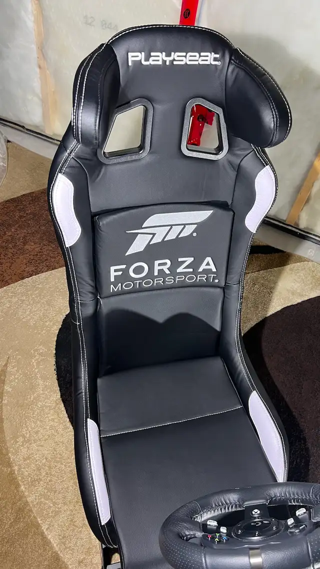 PlaySeat Forza Racing Chair & Logitech G920 in XBOX One in Calgary - Image 9