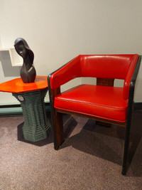 Fauteuil moderniste, en mélamine et vinyle rouge