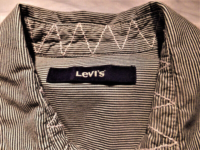 Men's Gray Striped Levi's Long Sleeve Size S Shirt in Men's in Oshawa / Durham Region - Image 3