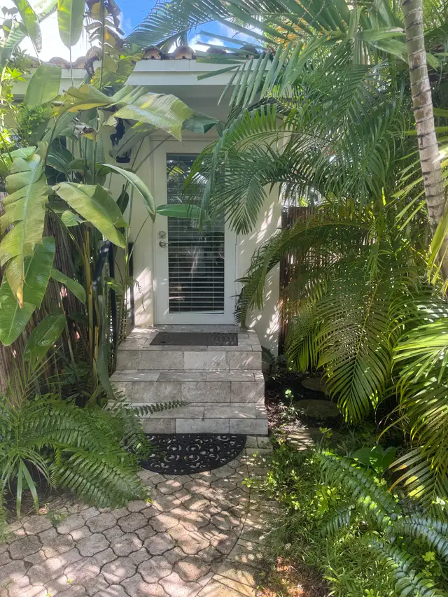 Cottage, Steps from Downtown & Beach - Special! DEC + JAN $3000 in Florida in Canada - Image 2