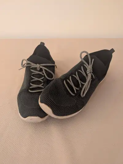 Men's size 10 laced black sneakers, View more