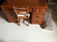 Bureau 7 tiroirs plus chaise bois franc