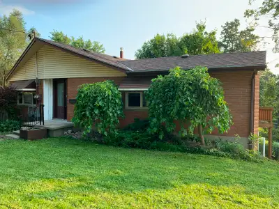 Available now! Spacious 2 bedroom walk up, upper level of duplex
