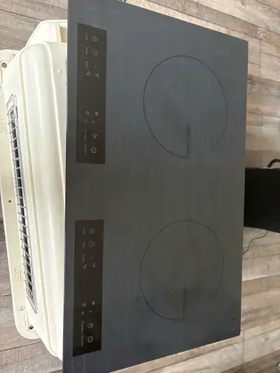 This is a used induction cooktop that offers precise and efficient cooking with its sleek design. Fe...