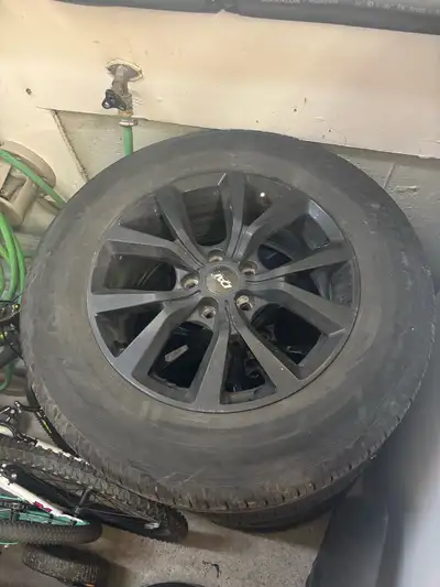 4 mags DAI 17 pouces avec pneus été Hankook 235 65 17 Bolt pattern 5x114.3 Étaient sur CRV 2023 Pneu...