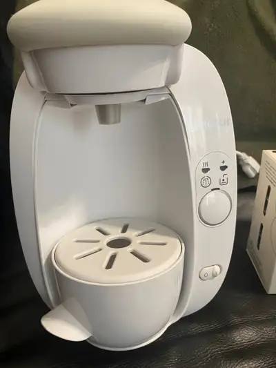White Tassimo Coffee Maker (TAS20xxUC). In excellent condition, complete with instruction book, desc...