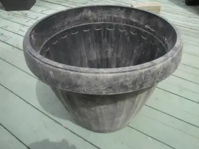 Jardinière noire ronde en plastique, H:15po x dia: 19po et 12po, View more