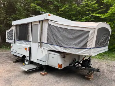 Tente-roulotte 2004 toile en bonne condition 10' de plancher Grand coffre avant pour rangement Barre...