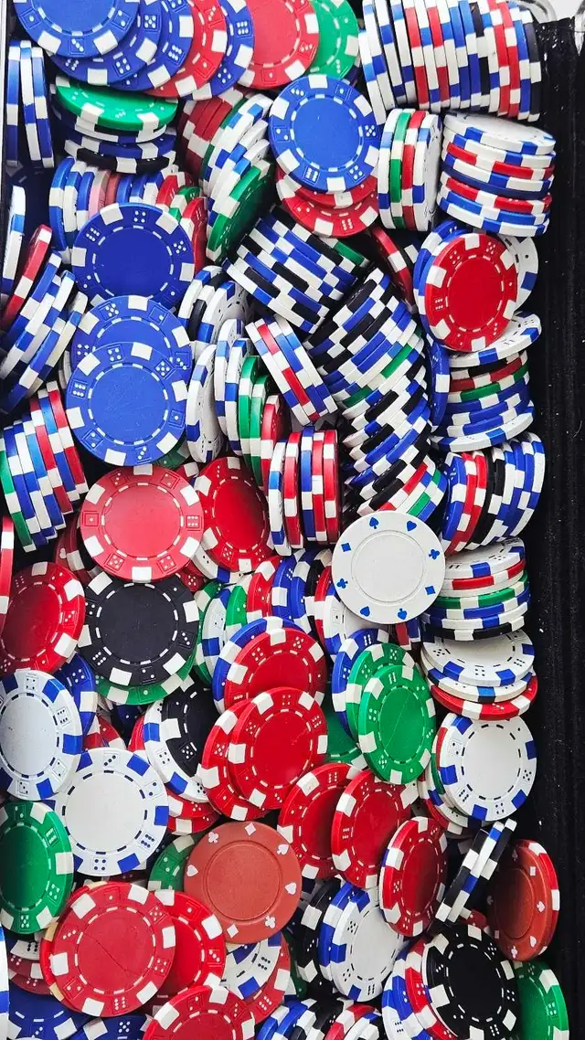Poker Chips 450- Count Unmarked  in Hobbies & Crafts in City of Montréal - Image 8