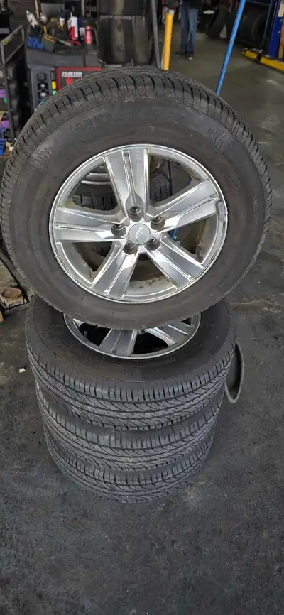 215 65 16 Excellent all season tires mounted on Chevrolet rims fits Chevy trax but can remove from r...