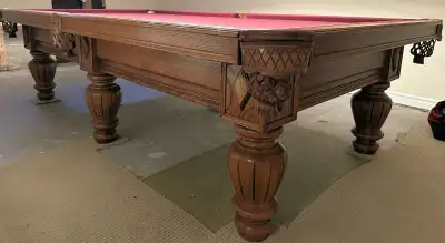 This stunning 10-foot Dufferin Elite snooker table is Dufferin’s top-of-the-line model. Made in Cana...