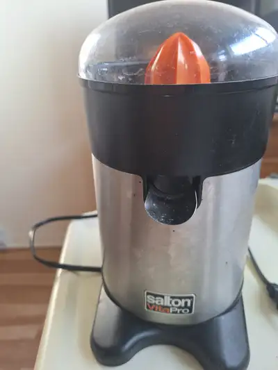 Cet extracteur de jus est idéal pour les amateurs de jus fraîchement pressés qui souhaitent en profi...