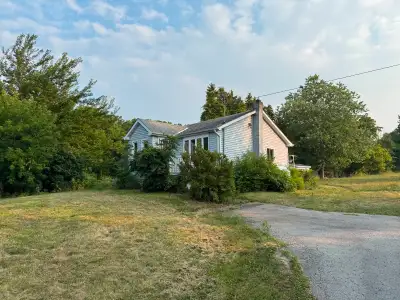*Please Contact David By Phone* Lovely 2 Bedroom 1 Bathroom home for rent in St. Catharines. Located...