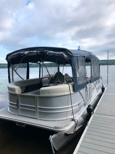 Ponton de marque Sylvan, 22 pi 10 po. Party fish, 2022, moteur Yamaha 50 HP a 4 temps, garanti jusqu...