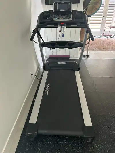Get your fitness journey on track with this Spirit XT685 treadmill, featuring a robust motor, adjust...