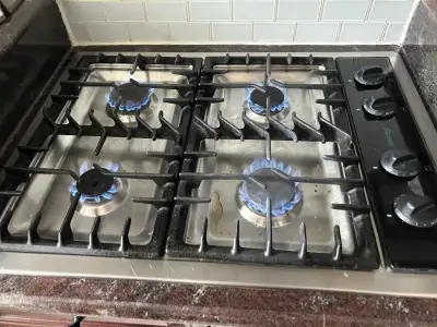 Free Amana gas cooktop, good for a cottage or rental property. No regulator but can be bought online...