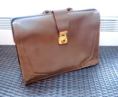 Sac vintage en cuir brun, View more
