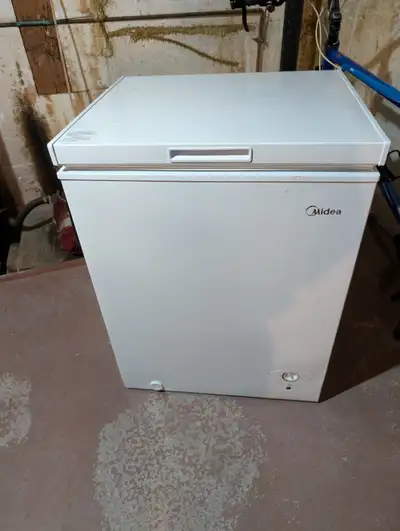 Petit Congélateur horizontal de marque MIDEA 5.0 pieds cube ou (142) litres, très propre, idéal pour...
