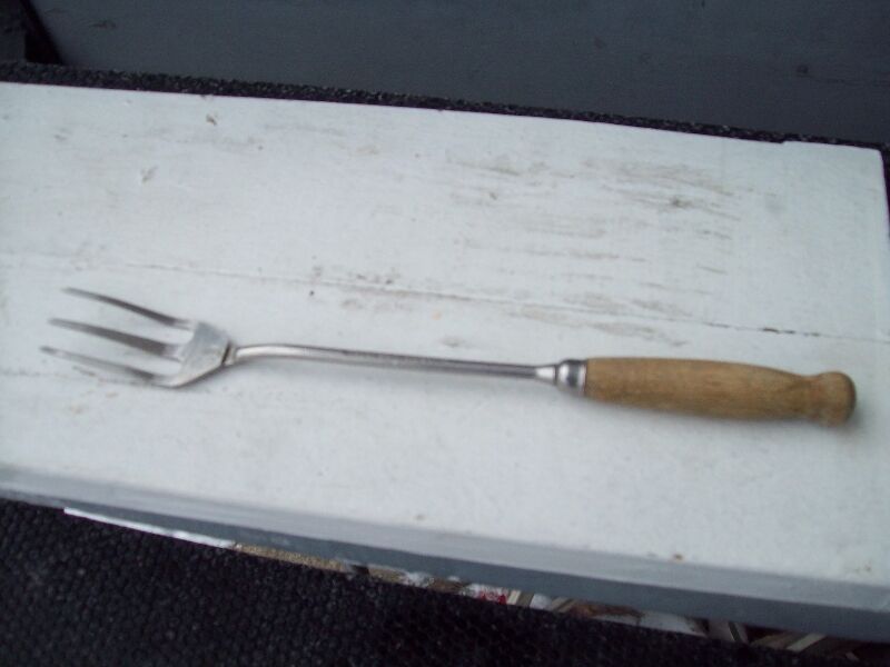 1FOURCHETTE A 3 DENTS,EN METAL,1950 ,ANTIQUE. BBQ et cuisine en plein air Longueuil/Rive