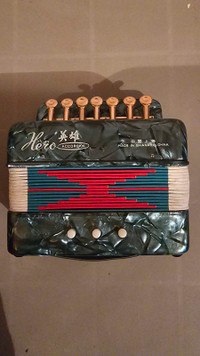 Handheld accordian