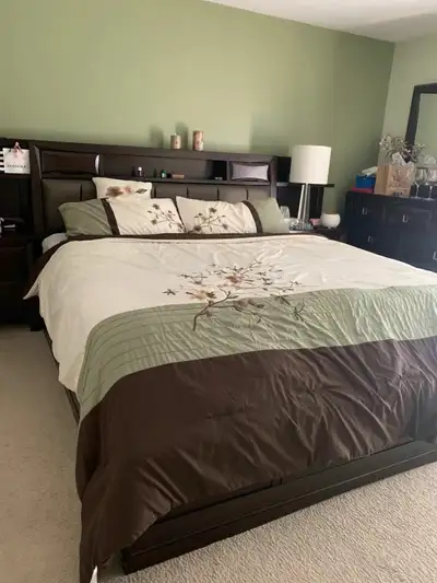 Upstairs a master room nine and big with a private bathroom, also with a piano door. A king size bed...