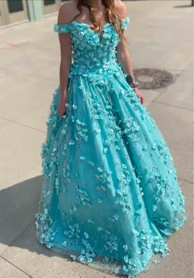 Only wore once at grad, was 1300$ when I bought it, it’s brand new. It’s an absolutely beautiful spa...