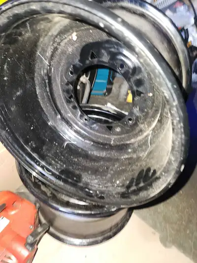 J'ai un ensemble de roues en acier robustes de 12x8,0 à vendre, parfaites pour un VTT ou une remorqu...