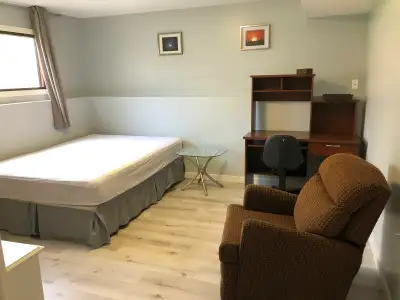 Room For Rent Available May 1st Located in Rutland $850.00per month $ 425 damage deposit Heres what...