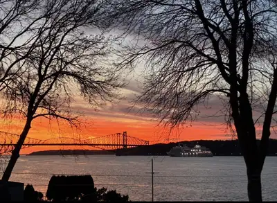 Imaginez prendre votre café avec une vue sur le fleuve tous les matins... Magnifique 4 ½ lumineux au...