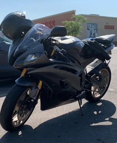 -Second owner -mature rider -18,000 km -Fresh full tune up & brake flush -Hyper pro steering damper...