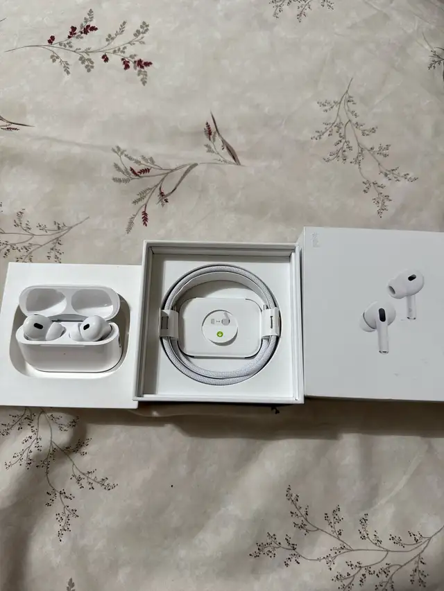 Apple Airpods Pro in Headphones in Mississauga / Peel Region - Image 2