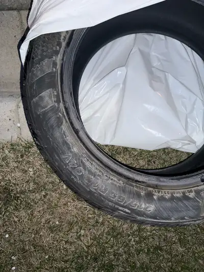 Selling one Kumho SOLUS TA31 tire. * Size: 215/55R17 * Usage: approx. 13,000 km * Condition: Good tr...