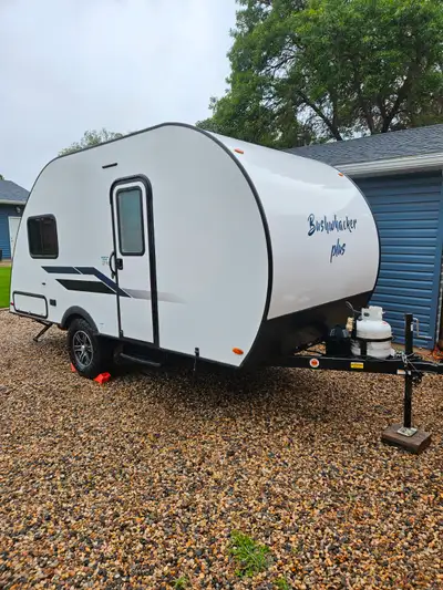 REDUCED NEW CAMPER 2022 Braxton Creek Bushwacker Plus 17FL Features : Queen size bed Sleeps 2 Lounge...
