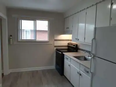 $2299 - 3  Bed, 1 Bath - August 1st – Heron Park/Billings Bridge