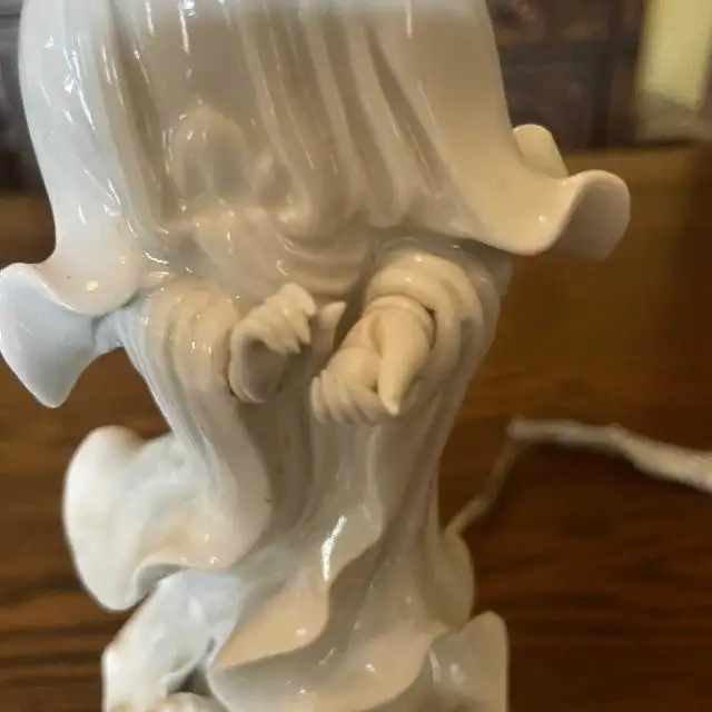 Antique Guan Yin Porcelain Table Lamp in Indoor Lighting & Fans in City of Montréal - Image 6
