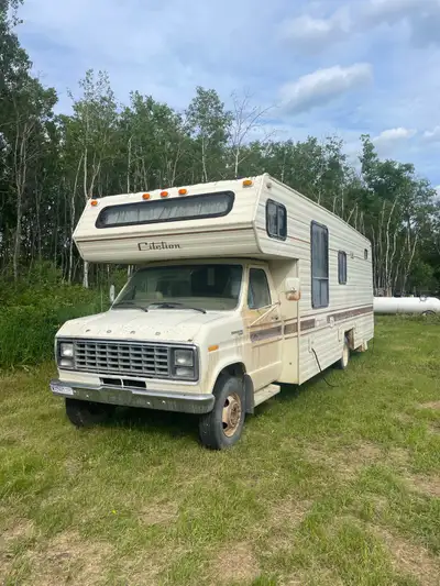 1982 ford motor home with a 460 motor good shape no leaks always upkept runs nice ready to go campin...