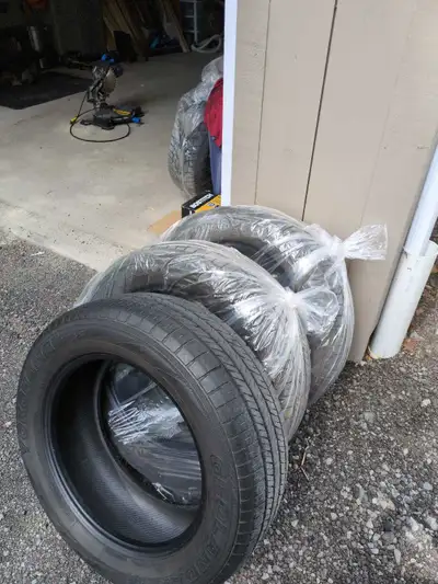 Trois pneus Yokohama Geolandar G91 P225/60R17 98H en bon état. Je vends un pneu pour 50 $. Three Yok...