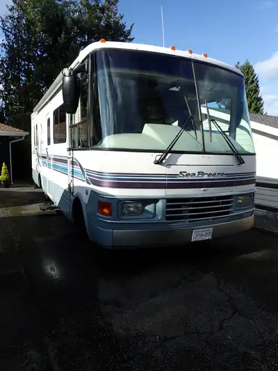 29' Class A Motorhome 159,000 kms 7.5L V8 Engine Air Conditioning Fridge/Freezer Stove top and oven...