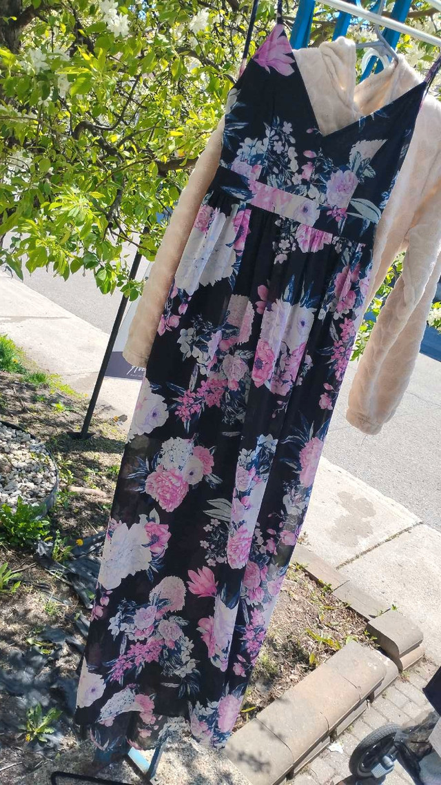 Floral Maxi Dress in Women's - Dresses & Skirts in Ottawa - Image 2