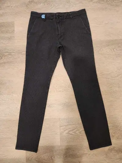 Hugo Boss Red Textured Dress Pants 32 waist. 32 Length. Tappered. 99% Cotton Amazing fit. Thicker ma...