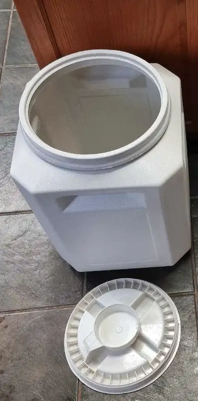 Vittles Vault - 50 Lbs. Despite what the video states, it does comes with the scoop as well (as pict...