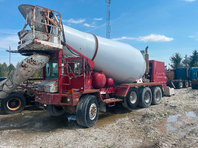 Cement truck in Heavy Trucks in Windsor Region