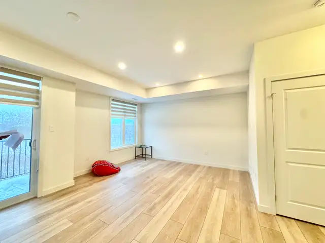 ELEGANT 2-BEDROOM CONDO-TOWNHOUSE WITH MODERN FINISHES